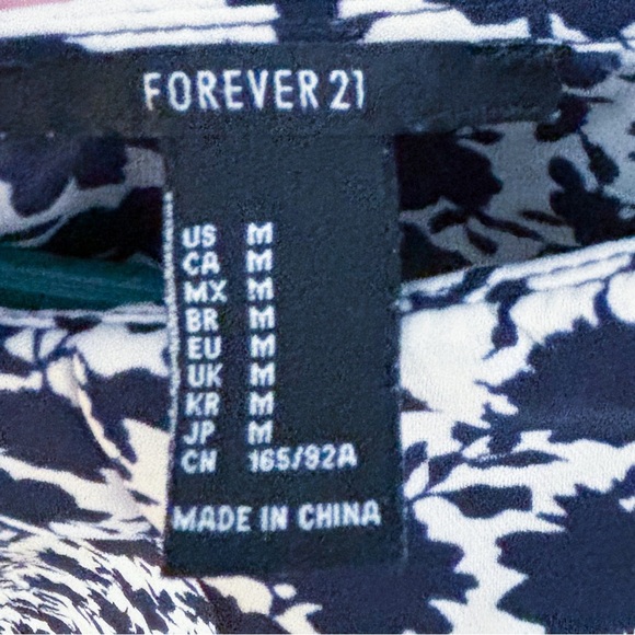 Black White Floral Shirt Juniors Medium Pointed Peter Pan Collar Whimsical Retro - Picture 3 of 5